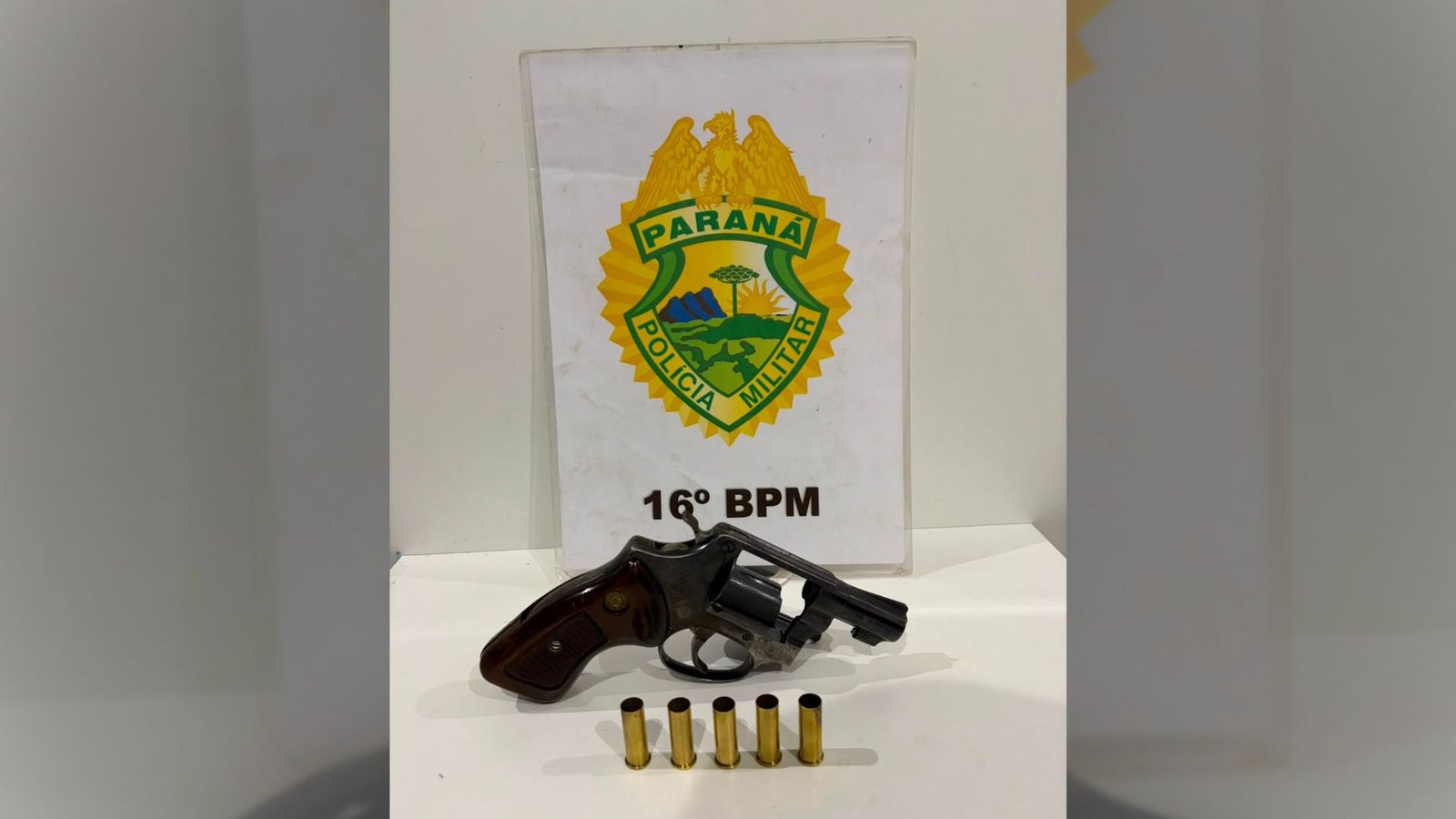 Revólver calibre .38 apreendido após ocorrência com disparos no Centro de Guarapuava. Foto: Divulgação/ PM