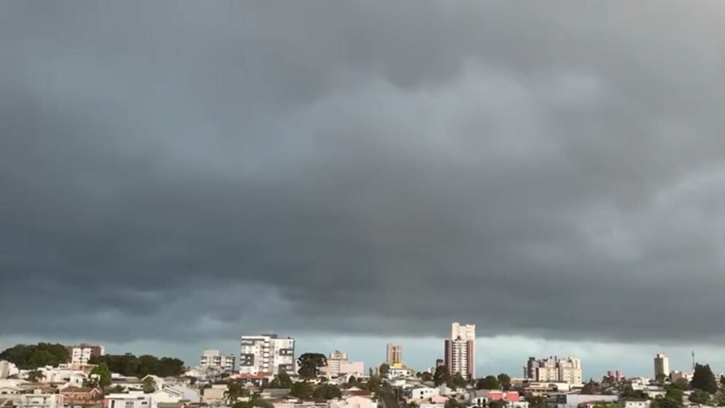 Nuvens carregadas avançaram sobre Guarapuava durante o temporal que atingiu o município nesta segunda-feira (28). Foto: William Batista/ Atento News