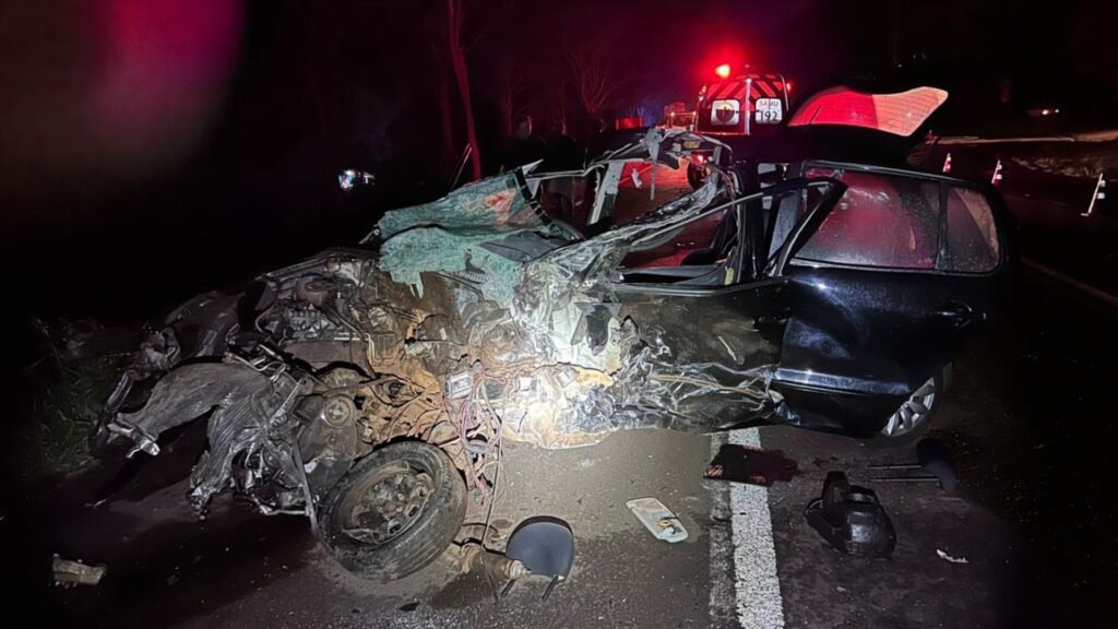 Colisão frontal entre um carro e uma caminhonete deixou um homem morto e outro gravemente ferido nesta terça-feira (1º), na BR-277, em Nova Laranjeiras. Foto: Divulgação/ PRF