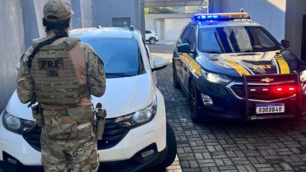 Carro tinha registro de roubo ocorrido em outubro de 2025, em São Gonçalo (RJ), e utilizava placas clonadas, segundo a PRF. Foto: Divulgação/PRF