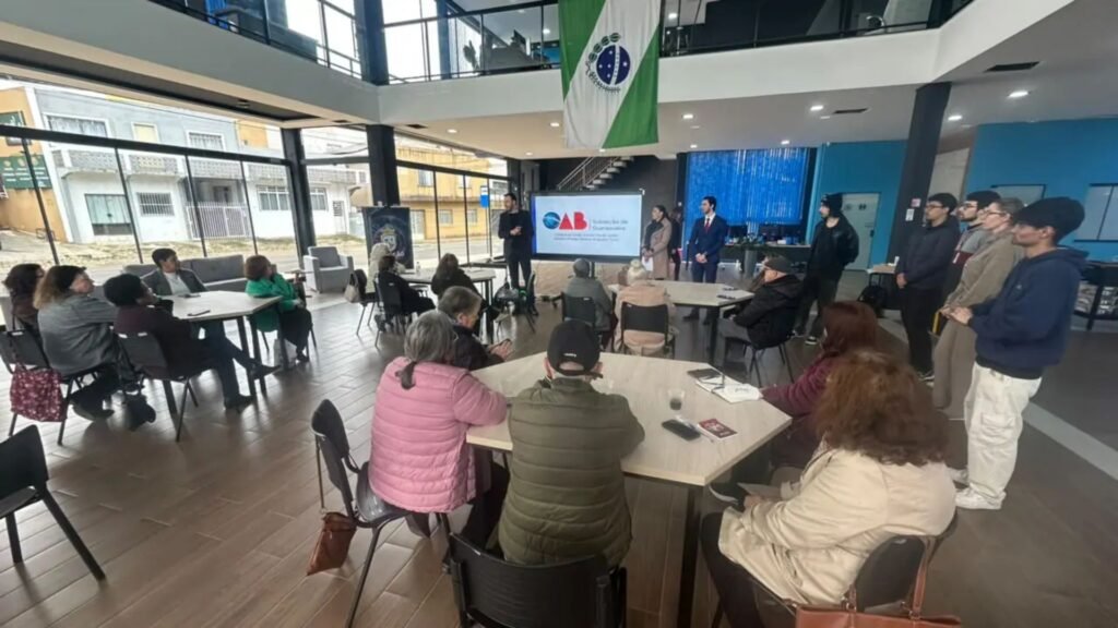 Participantes do Curso de Letramento Digital 60+ recebem orientações sobre segurança digital e prevenção a golpes em Guarapuava. Fotos: Divulgação/ Prefeitura de Guarapuava