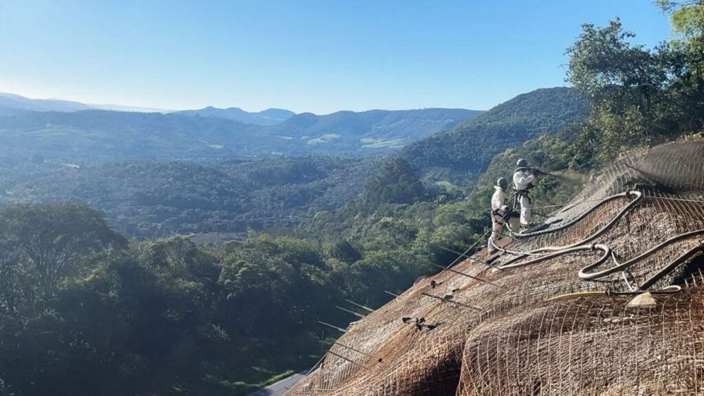 Obras de recuperação e estabilização de taludes na Serra da Esperança superaram 70% de execução, segundo a EPR Iguaçu. Foto: Divulgação/EPR Iguaçu