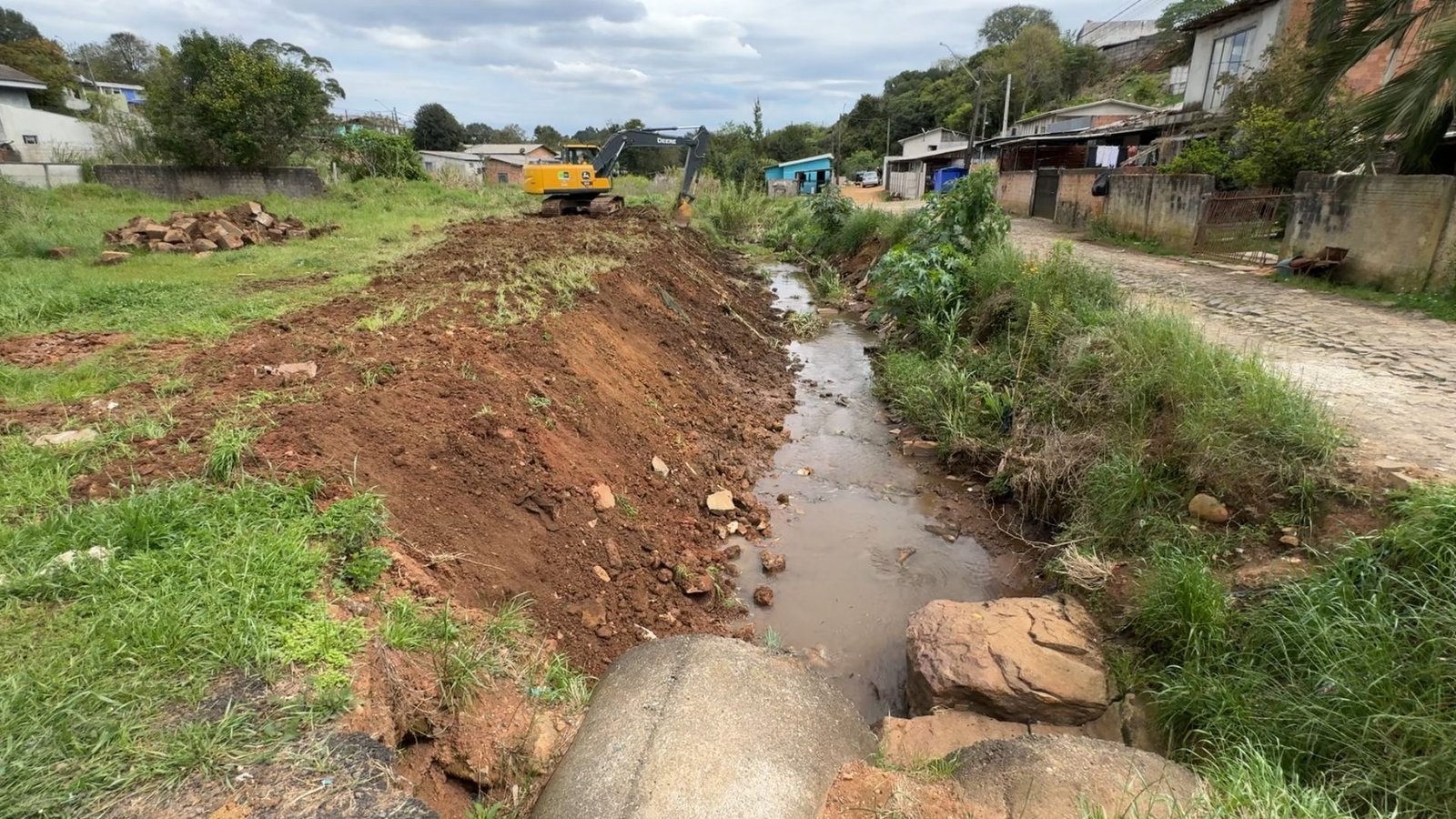 Máquina trabalha na limpeza e no desassoreamento do Arroio São Cristóvão, no bairro Morro Alto, em Guarapuava, na tarde desta terça-feira (8). Foto: Atento News