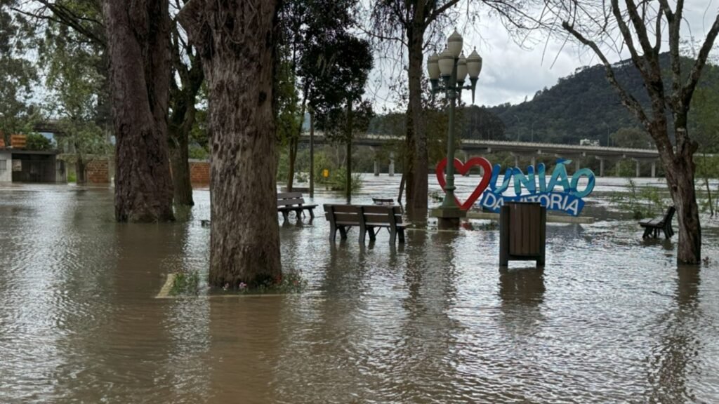 Rio Iguaçu passou dos 6,20 metros e a cheia atingiu centenas de residências em parte de União da Vitória neste domingo (13). Foto: Cleo Ferreira/ Atento News