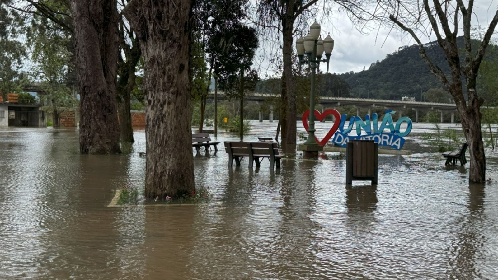 Rio Iguaçu passou dos 6,20 metros e a cheia atingiu centenas de residências em parte de União da Vitória neste domingo (13). Foto: Cleo Ferreira/ Atento News