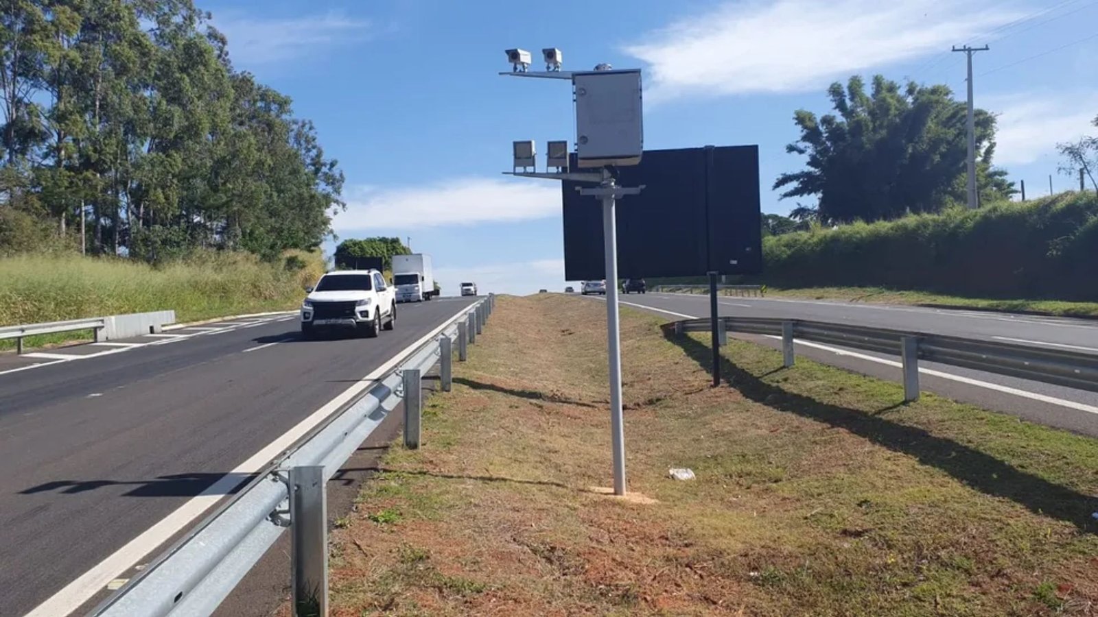 Sistema calcula o tempo gasto pelo veículo entre dois radares para determinar a velocidade média no trecho. Foto: Leonardo Jacomini/g1