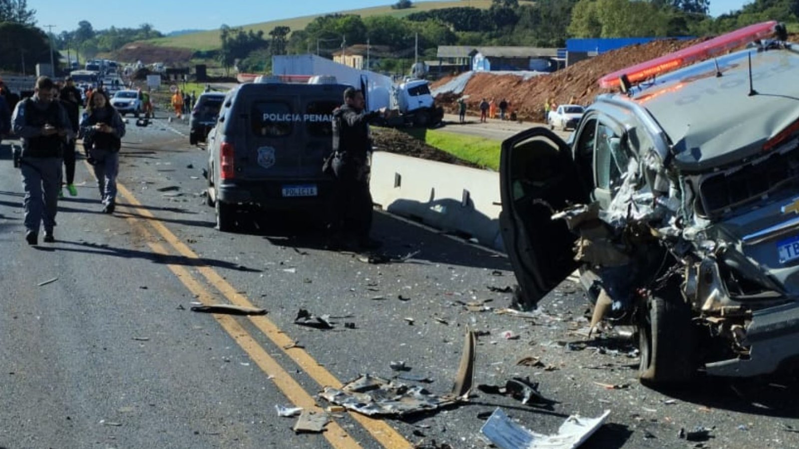 Veículos envolvidos em engavetamento no km 250 da BR-277, em Irati. Foto: Redes Sociais