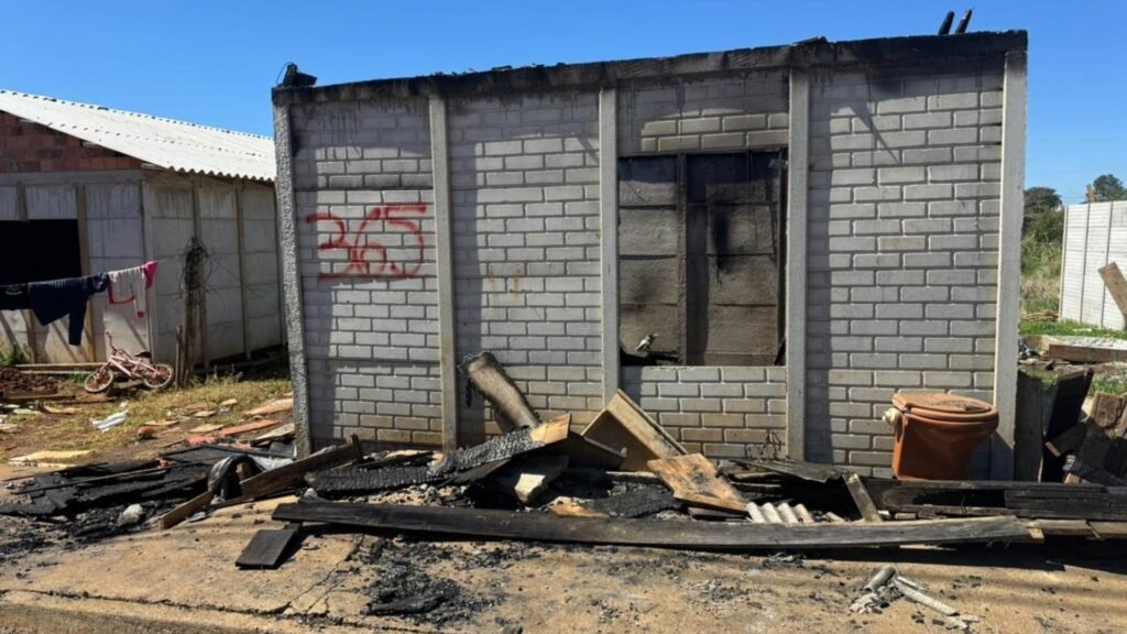 Casa destruída por incêndio no Jardim das Américas, em Guarapuava