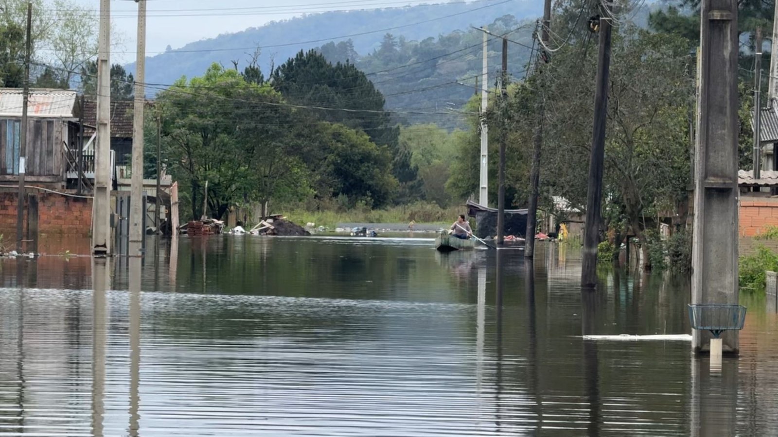 Rio Iguaçu registrava 6,255 metros às 14h desta terça-feira (15) e permanecia acima da cota de emergência. Foto: Cleo Ferreira/ Atento News (14/09/26)