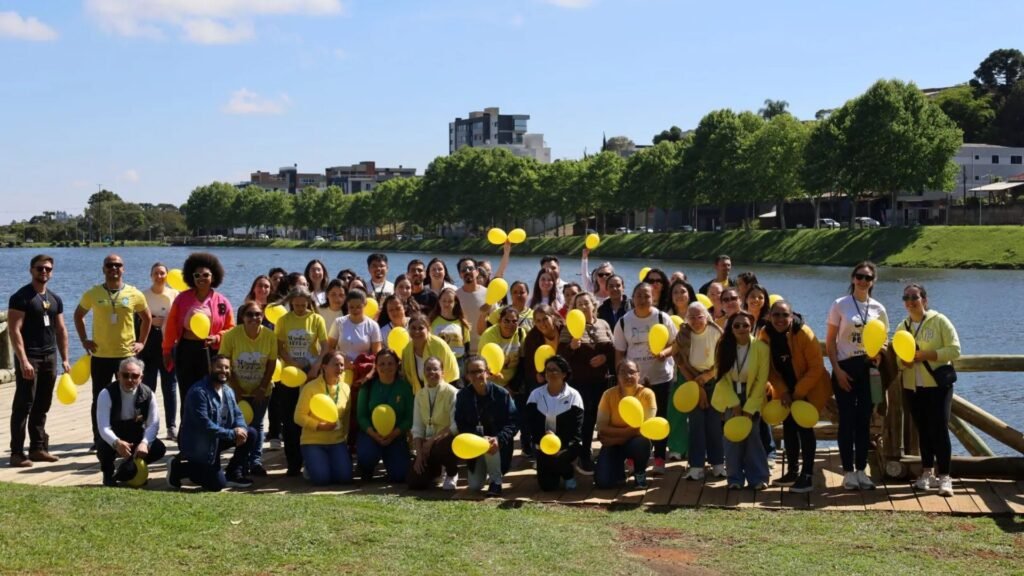 Profissionais de saúde, representantes de universidades e comunidade participaram de caminhada do Setembro Amarelo em Guarapuava. Foto: Prefeitura de Guarapuava