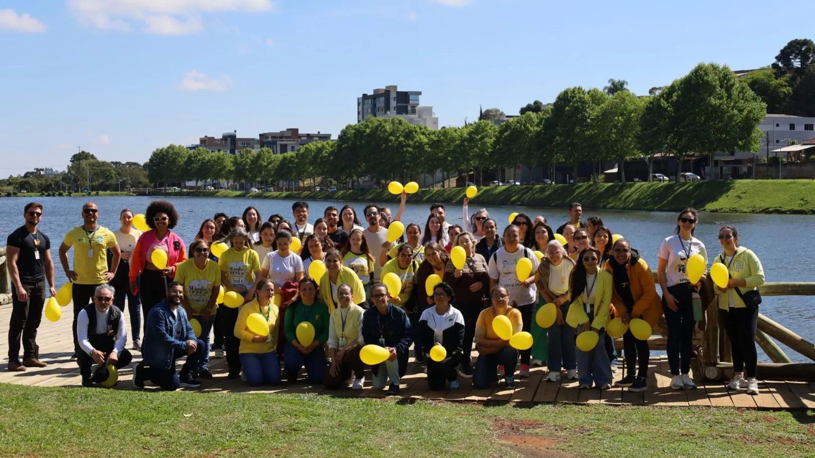 Profissionais de saúde, representantes de universidades e comunidade participaram de caminhada do Setembro Amarelo em Guarapuava. Foto: Prefeitura de Guarapuava