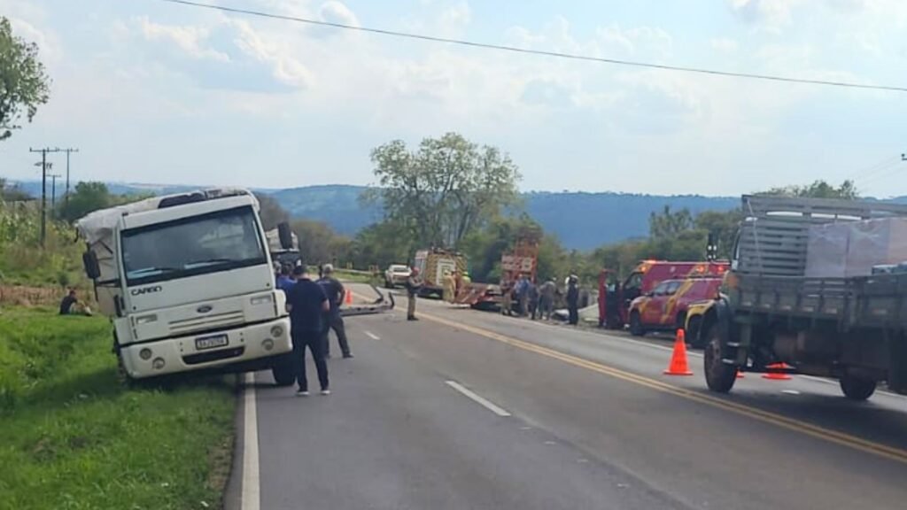Acidente envolvendo três caminhões deixou uma pessoa morta e bloqueou a PR-170 por cerca de três horas em Guarapuava. Foto: Divulgação/ Corpo de Bombeiros