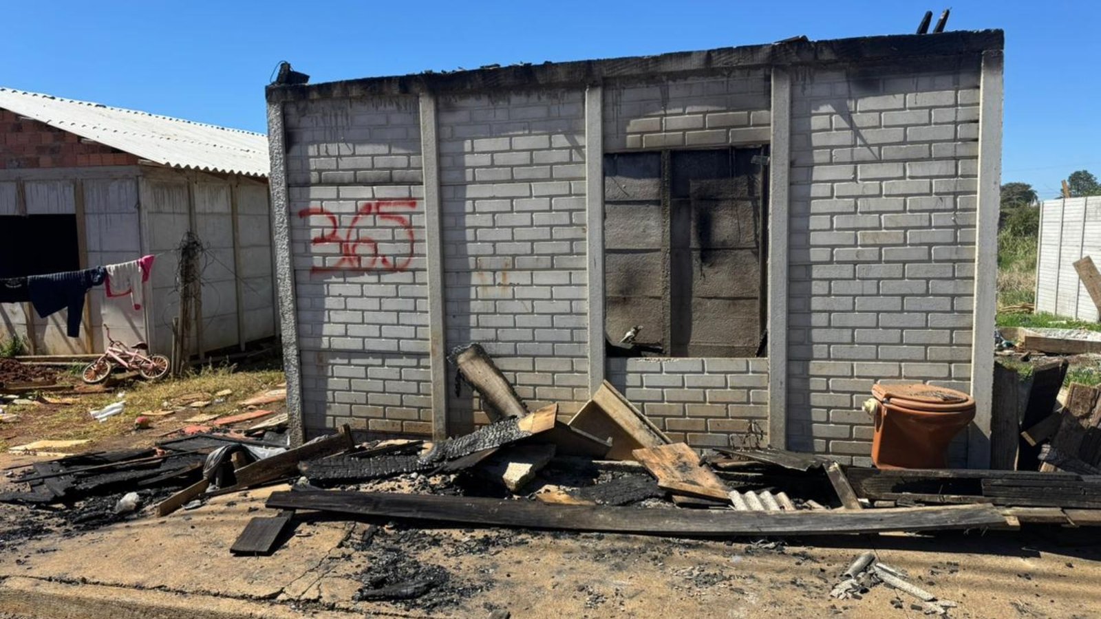 Casa destruída por incêndio no Jardim das Américas, em Guarapuava