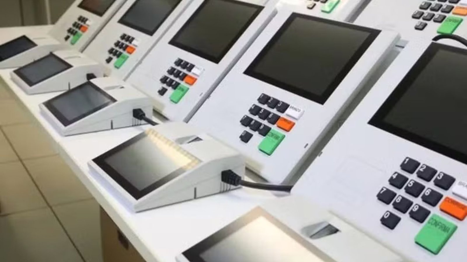 Urnas eletrônicas passam por diferentes etapas de verificação antes e durante as eleições.