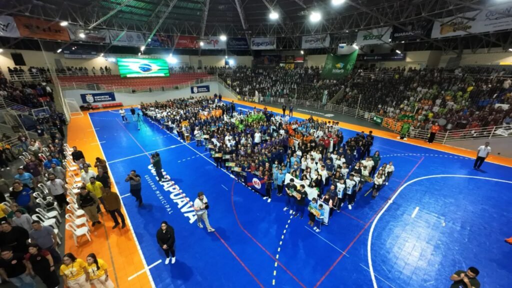 Cerimônia de abertura do JESP 2026 reuniu estudantes, professores e representantes de 63 escolas no Ginásio Joaquim Prestes, em Guarapuava. Foto: Prefeitura de Guarapuava