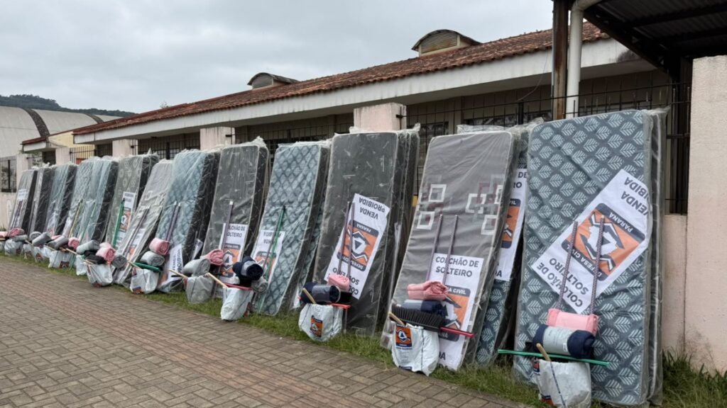 Famílias acolhidas em abrigos receberam colchões, mantas, kits de limpeza e alimentos durante a enchente em União da Vitória. Foto: Prefeitura de União da Vitória
