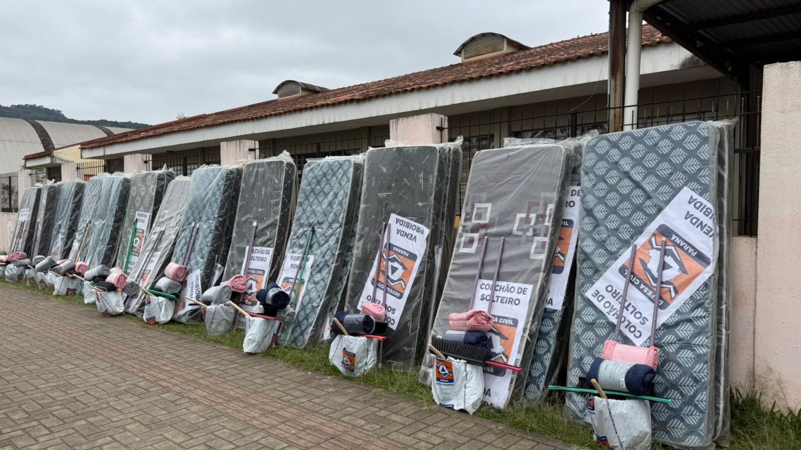 Famílias acolhidas em abrigos receberam colchões, mantas, kits de limpeza e alimentos durante a enchente em União da Vitória. Foto: Prefeitura de União da Vitória