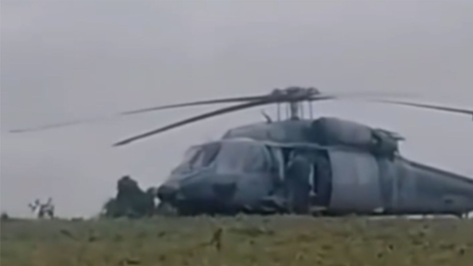 Helicóptero da FAB realizou pouso de segurança em uma área rural de Candói devido às condições meteorológicas. Reprodução/ redes sociais