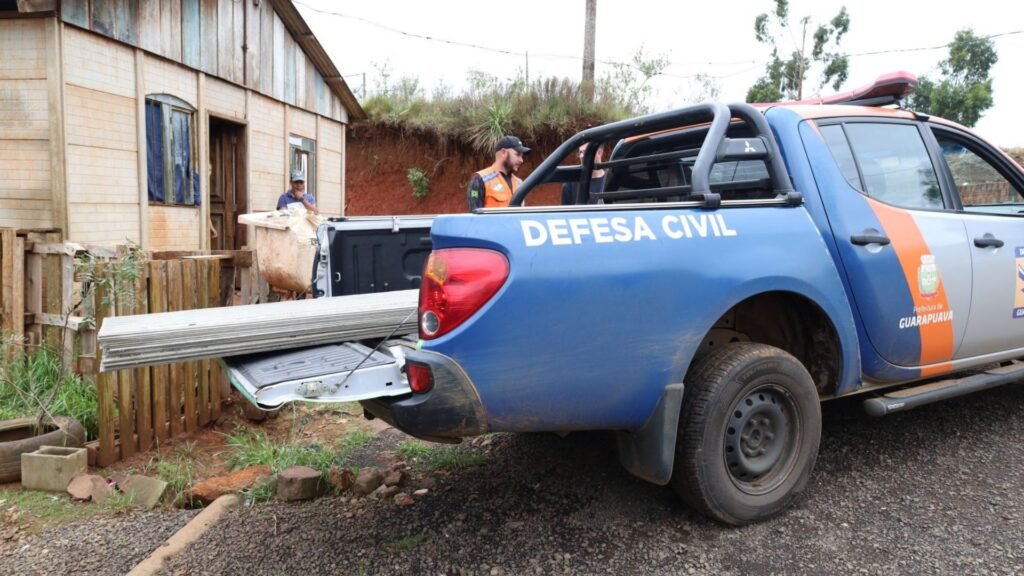 Defesa Civil distribuiu cerca de 300 telhas para 65 residências da Vila Colibri danificadas pelo granizo e pelo vendaval em Guarapuava. Foto: Divulgação/ Prefeitura de Guarapuava