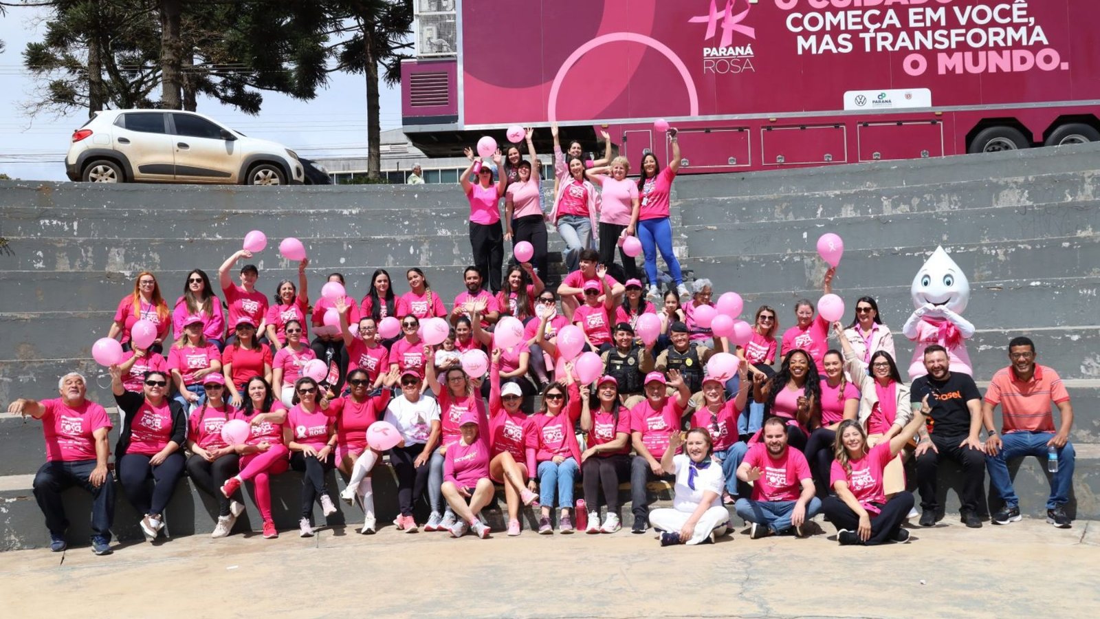 Caminhada Rosa percorreu ruas próximas à Prefeitura de Guarapuava na manhã deste sábado (17), durante a programação do Dia D do Outubro Rosa. Foto: Divulgação/ Prefeitura de Guarapuava