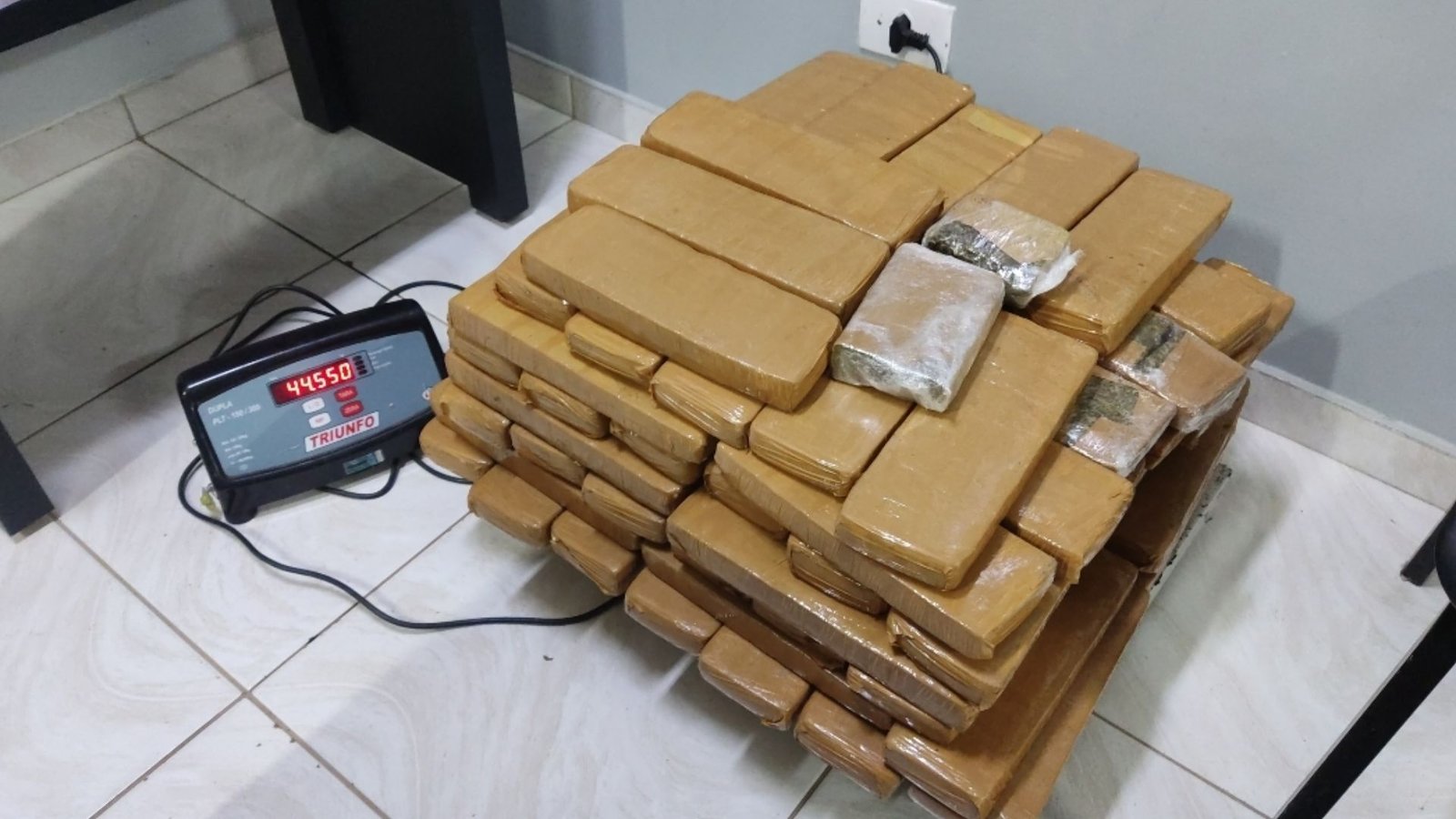 PRF apreendeu 44,55 kg de maconha e 2,25 kg de skunk em malas de passageira venezuelana na BR-277, em Guarapuava. Foto: Divulgação/PRF