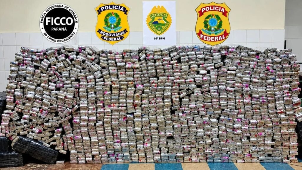 Mais de 1 tonelada de maconha foi apreendida em um caminhão interceptado na BR-277, em Guarapuava. A carga foi avaliada em aproximadamente R$ 2 milhões. Foto: Divulgação/Polícia Militar.