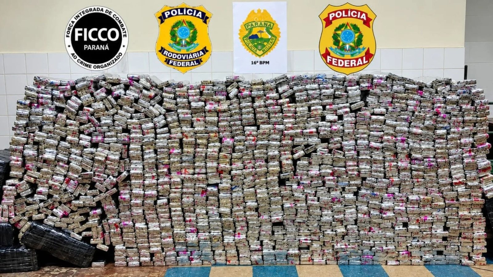 Mais de 1 tonelada de maconha foi apreendida em um caminhão interceptado na BR-277, em Guarapuava. A carga foi avaliada em aproximadamente R$ 2 milhões. Foto: Divulgação/Polícia Militar.