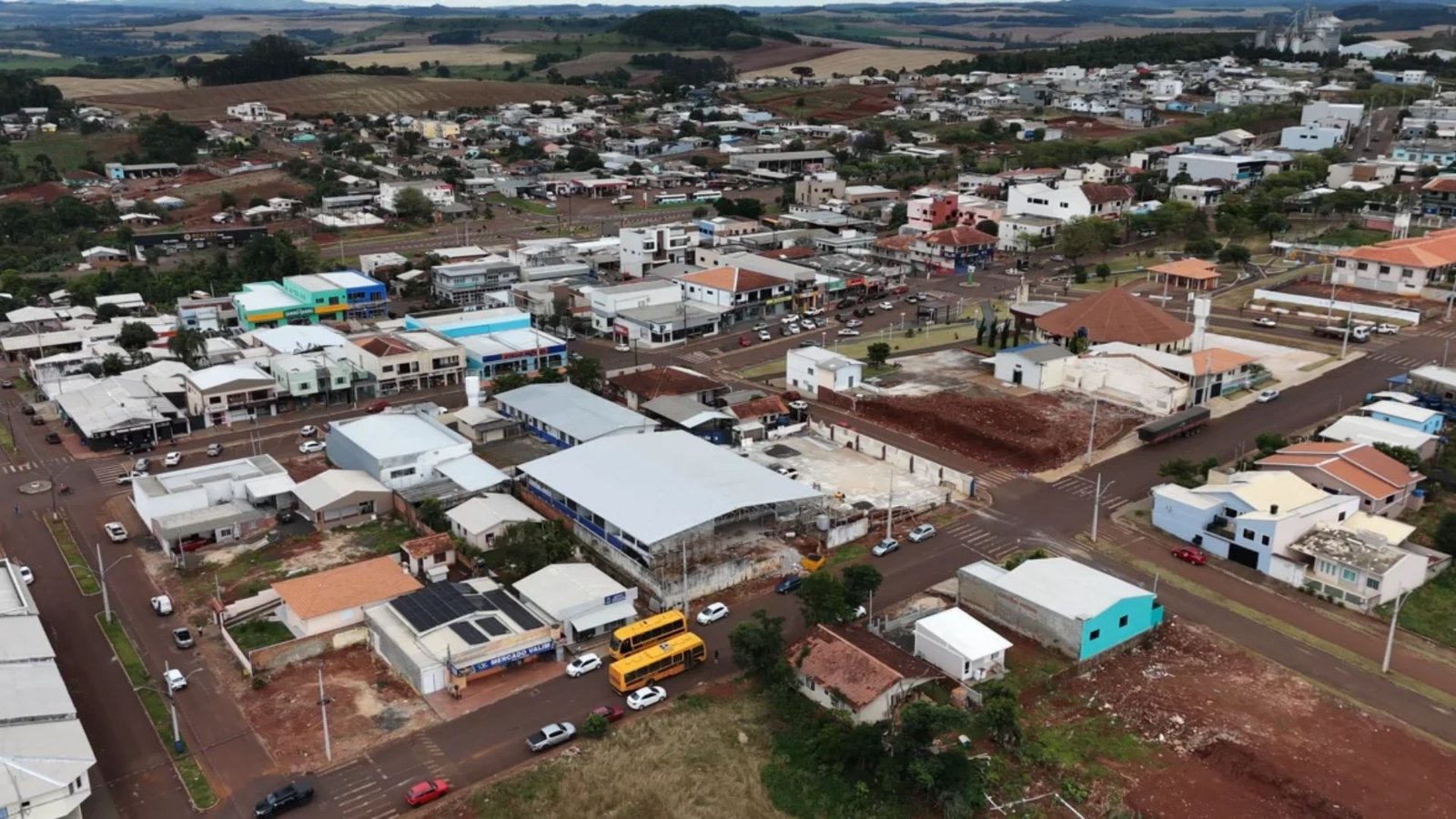 Quase um ano após o tornado que deixou seis mortos, Rio Bonito do Iguaçu apresenta avanços na reconstrução de moradias e na recuperação do comércio, mas ainda enfrenta desafios na recuperação dos serviços públicos. Crédito: Cleo Ferreira/Atento News