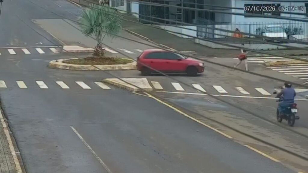 Mulher foi atropelada em faixa de pedestres no Centro de Pitanga. Imagens de segurança também mostram a rotatória onde uma árvore foi retirada após o acidente. Foto: Reprodução/Redes Sociais