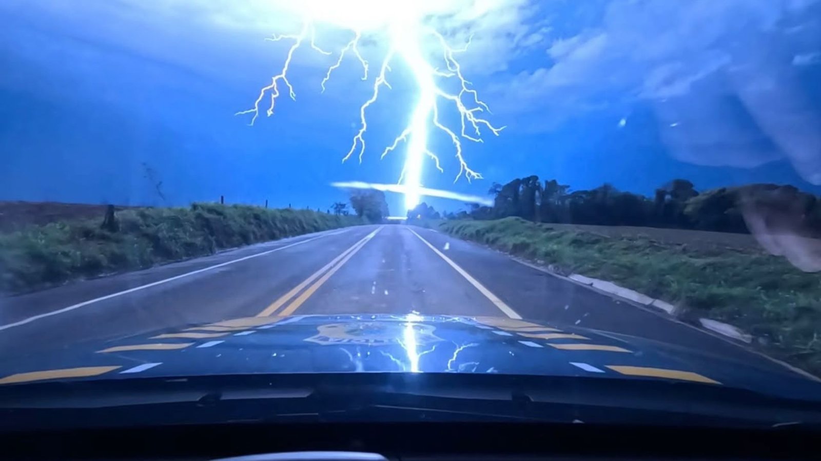 Câmera instalada em viatura da PRF flagrou uma intensa descarga elétrica às margens da BR-272, em Terra Roxa, durante tempestade na noite de quinta-feira (8). Foto: Divulgação/PRF. Copiar legenda