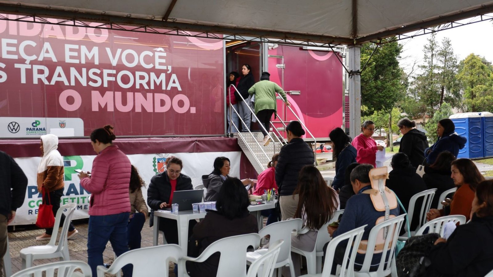 Carreta Rosa permanece na praça em frente à Prefeitura de Guarapuava até 17 de outubro, com atendimentos voltados à saúde da mulher. Foto: Divulgação/ Prefeitura de Guarapuava