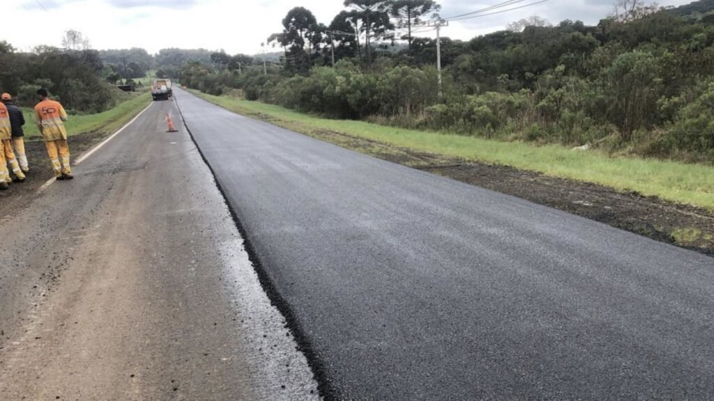 DER/PR realiza serviços de recuperação do pavimento da PR-170, entre Pinhão e o Rio Iguaçu, no acesso à Usina de Foz do Areia. Foto: Divulgação/DER-PR