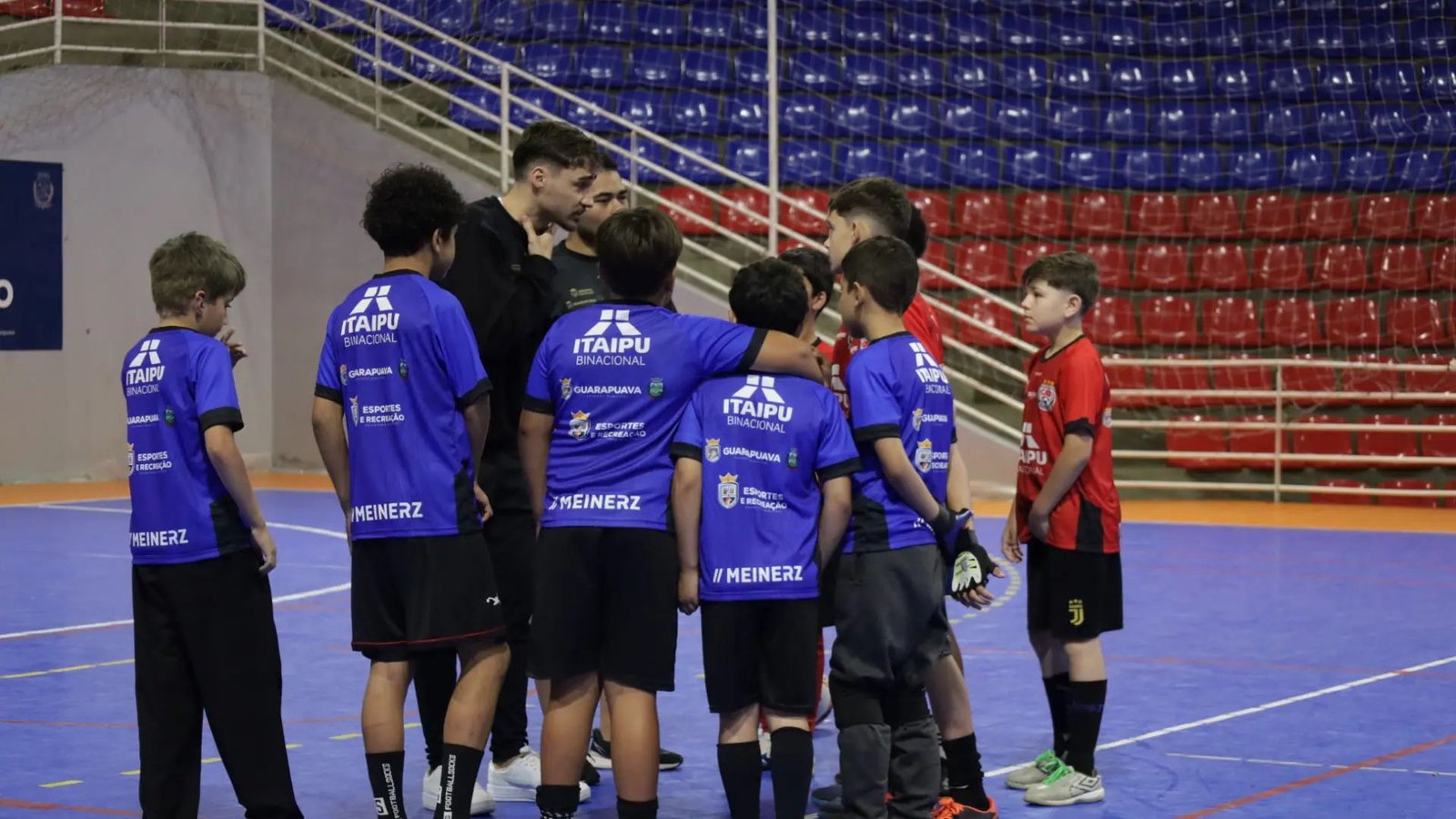 Crianças participam de atividades de futsal durante a 1ª Copa Ouro CAD Guarapuava, realizada no Ginásio Joaquim Prestes. Fotos: Divulgação/ Prefeitura de Guarapuava