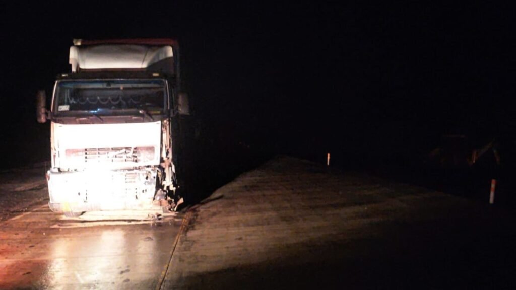 Colisão frontal entre carro e caminhão deixou um motorista morto e três passageiras feridas na PR-466, em Pitanga, no último sábado (10). Foto: Divulgação/ PRE