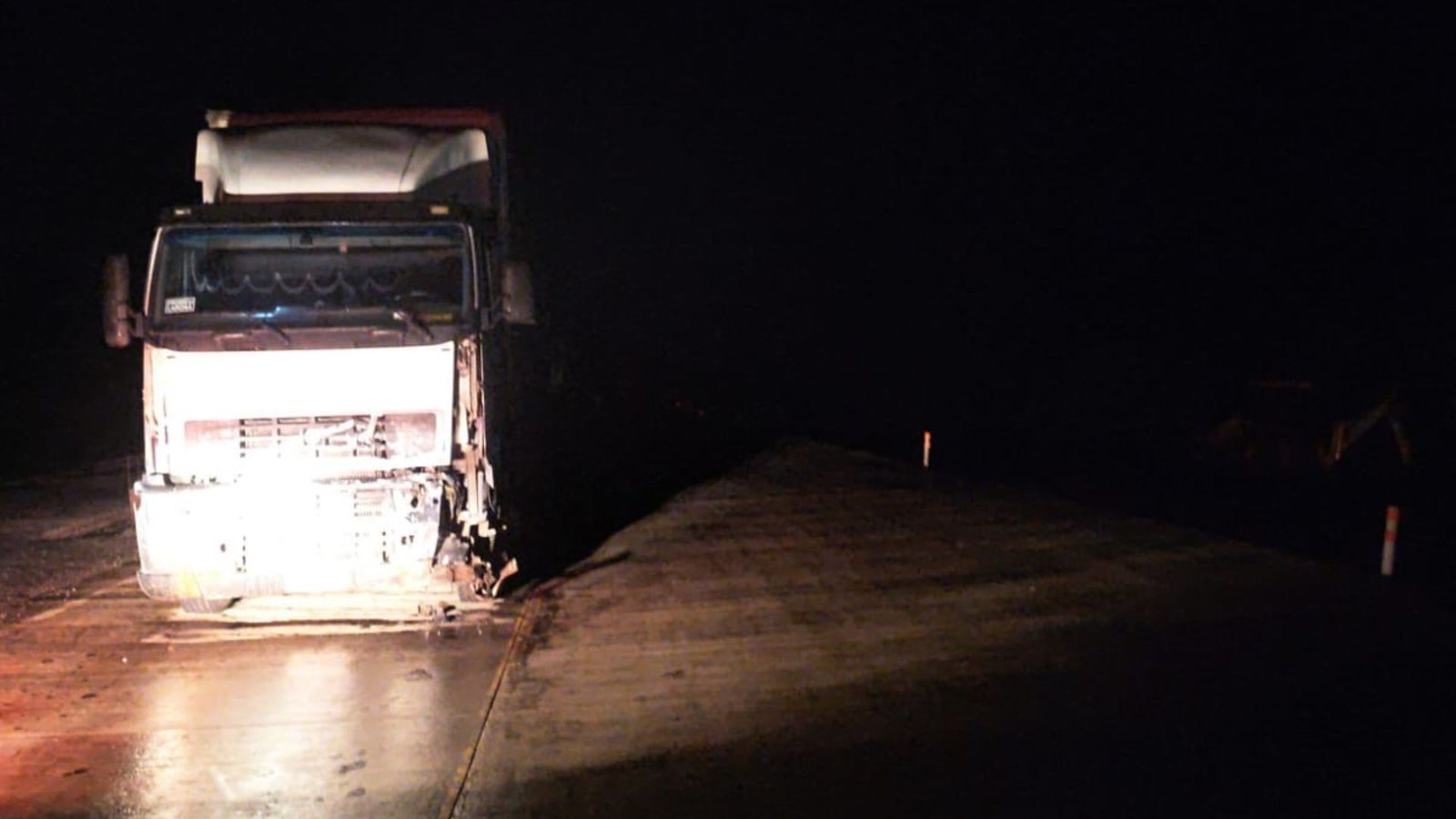 Colisão frontal entre carro e caminhão deixou um motorista morto e três passageiras feridas na PR-466, em Pitanga, no último sábado (10). Foto: Divulgação/ PRE