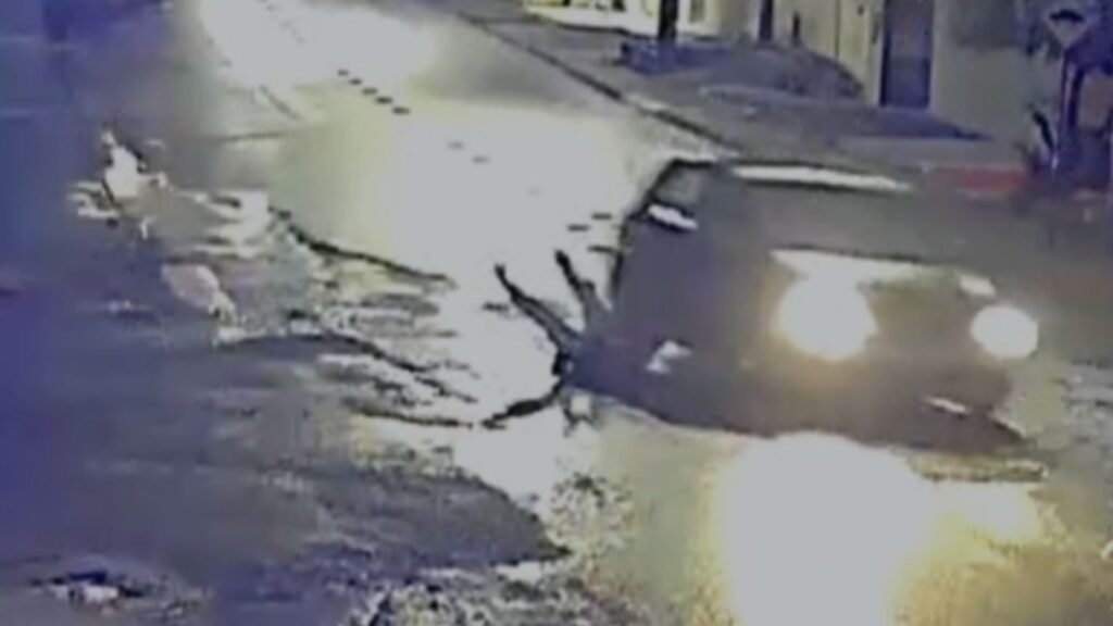 Imagem de câmera de segurança mostra o momento em que Ronaldo Ribas, de 40 anos, é atingido por um carro na Rua João Keller, no bairro Industrial, em Guarapuava, na noite de sábado (10). Foto: Reprodução/Câmera de segurança.