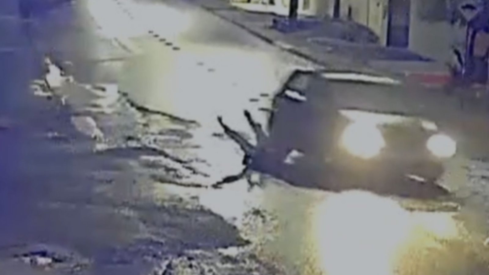 Imagem de câmera de segurança mostra o momento em que Ronaldo Ribas, de 40 anos, é atingido por um carro na Rua João Keller, no bairro Industrial, em Guarapuava, na noite de sábado (10). Foto: Reprodução/Câmera de segurança.