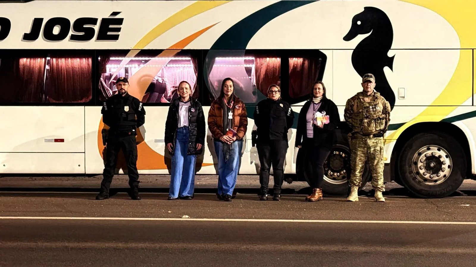 Operação Viagem Segura para Elas abordou cerca de dez ônibus e orientou mais de 500 pessoas sobre prevenção e denúncias de assédio sexual em Guarapuava, entre sexta-feira (16) e sábado (17). Fotos: Divulgação/ Prefeitura de Guarapuava