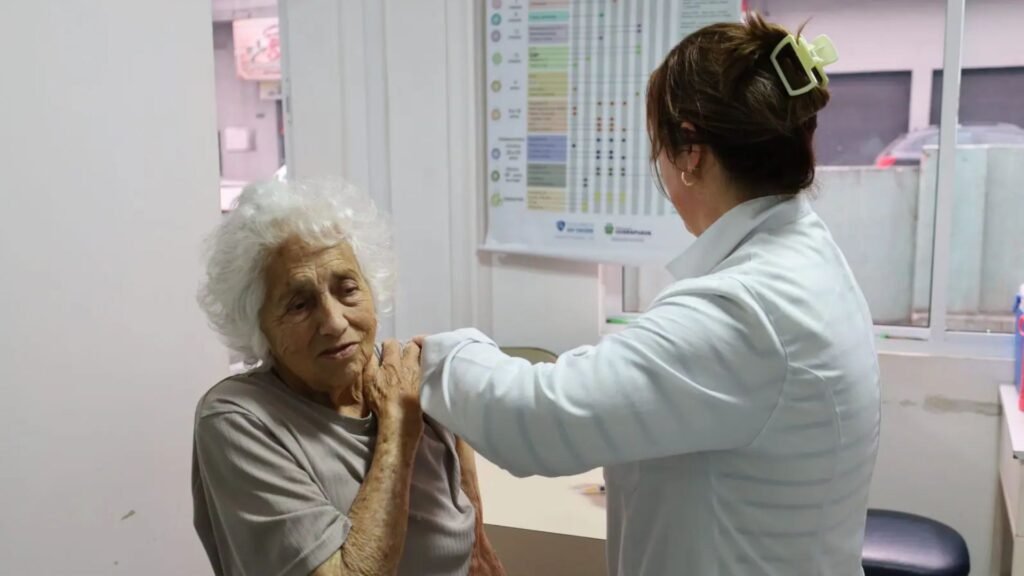 Pneumo 20 está disponível para pessoas com 85 anos ou mais nas UBSs com sala de vacina ativa e no Centro Municipal de Imunização. Foto: Divulgação/ Prefeitura de Guarapuava