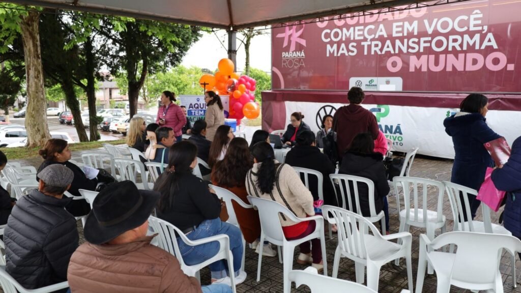 Unidade da Carreta Rosa atende mulheres em frente à Prefeitura de Guarapuava durante a programação do Outubro Rosa. Foto: Divulgação/ Prefeitura de Guarapuava