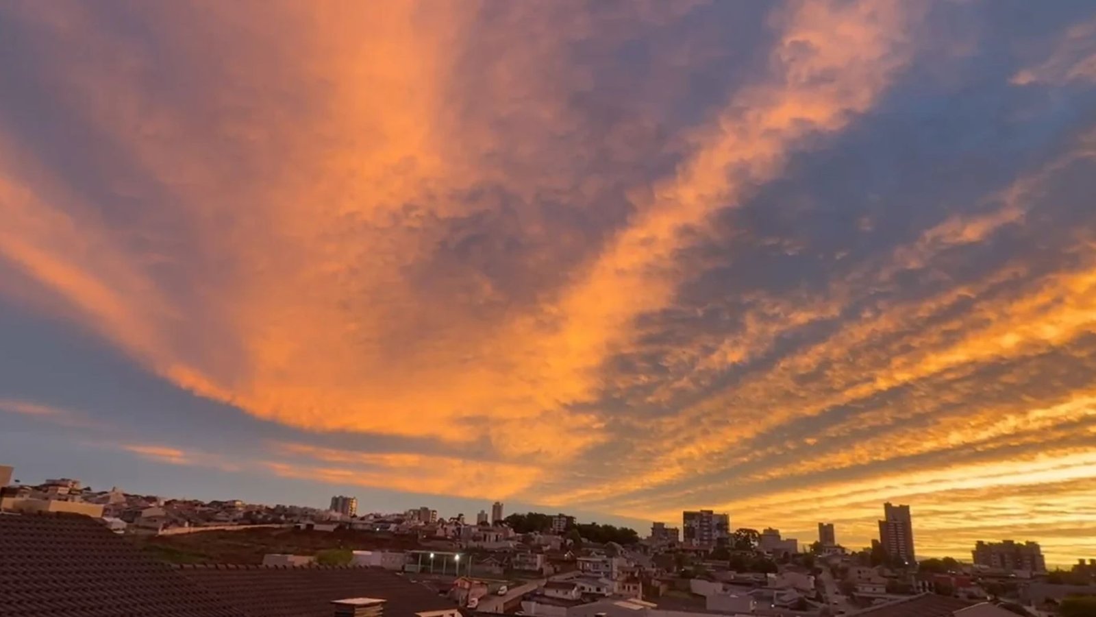 Pôr do sol colore o céu de Guarapuava no fim da tarde desta quarta-feira (14), após períodos de chuva na cidade. (Foto: Cleo Ferreira/Atento News)