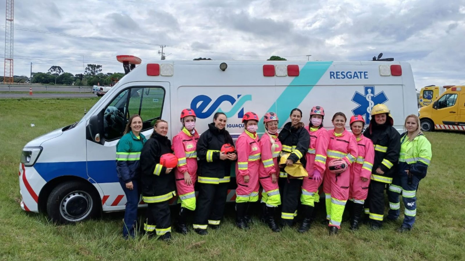 Equipes femininas da PRF, EPR Iguaçu e Via Araucária participaram de um simulado de resgate veicular em Prudentópolis, em ação alusiva ao Outubro Rosa. Fotos: Divulgação/ EPR Iguaçu