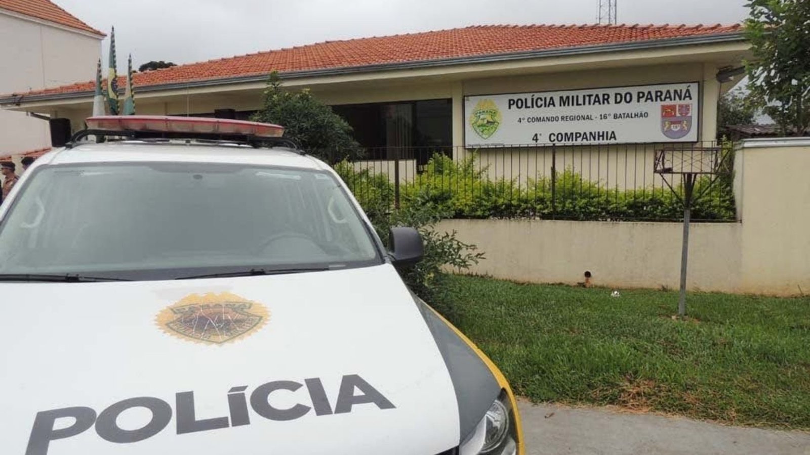 Viatura da Polícia Militar em frente à sede da 4ª Companhia do 16º Batalhão, em Prudentópolis. Foto: Divulgação/Polícia Militar do Paraná/ via Rádio Najuá.