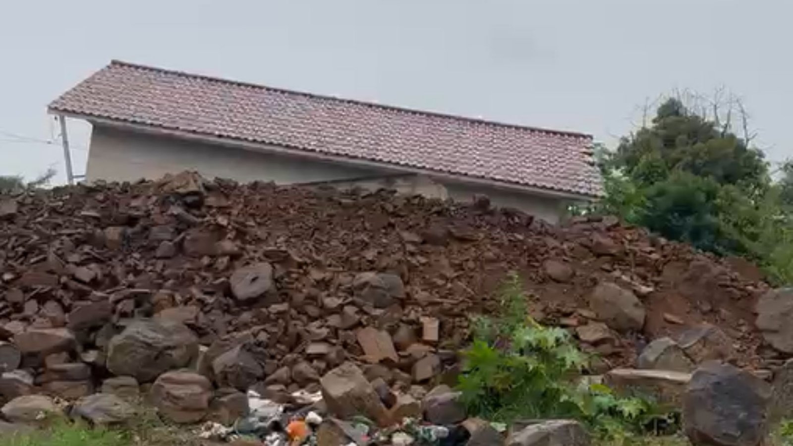 Casa permaneceu praticamente inteira após deslizar por um barranco na Vila Zezo, em Imbituva, na quinta-feira (22). A família já havia deixado o imóvel por segurança. Foto: Reprodução/ Redes Sociais