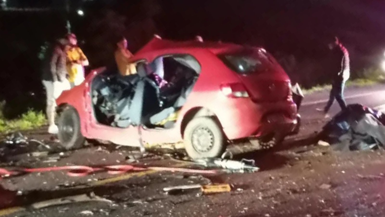 Colisão frontal entre um carro e uma caminhonete deixou 5 pessoas mortas na BR-373, em Candói, na noite de domingo (25). Foto: Reprodução/ Redes Sociais