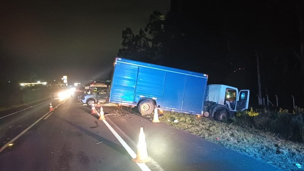 Uma pessoa morreu e outra ficou ferida após uma colisão frontal entre um Volkswagen Virtus e um caminhão no km 357 da BR-277, em Guarapuava, na madrugada desta sexta-feira (30). Foto: Divulgação/ PRF