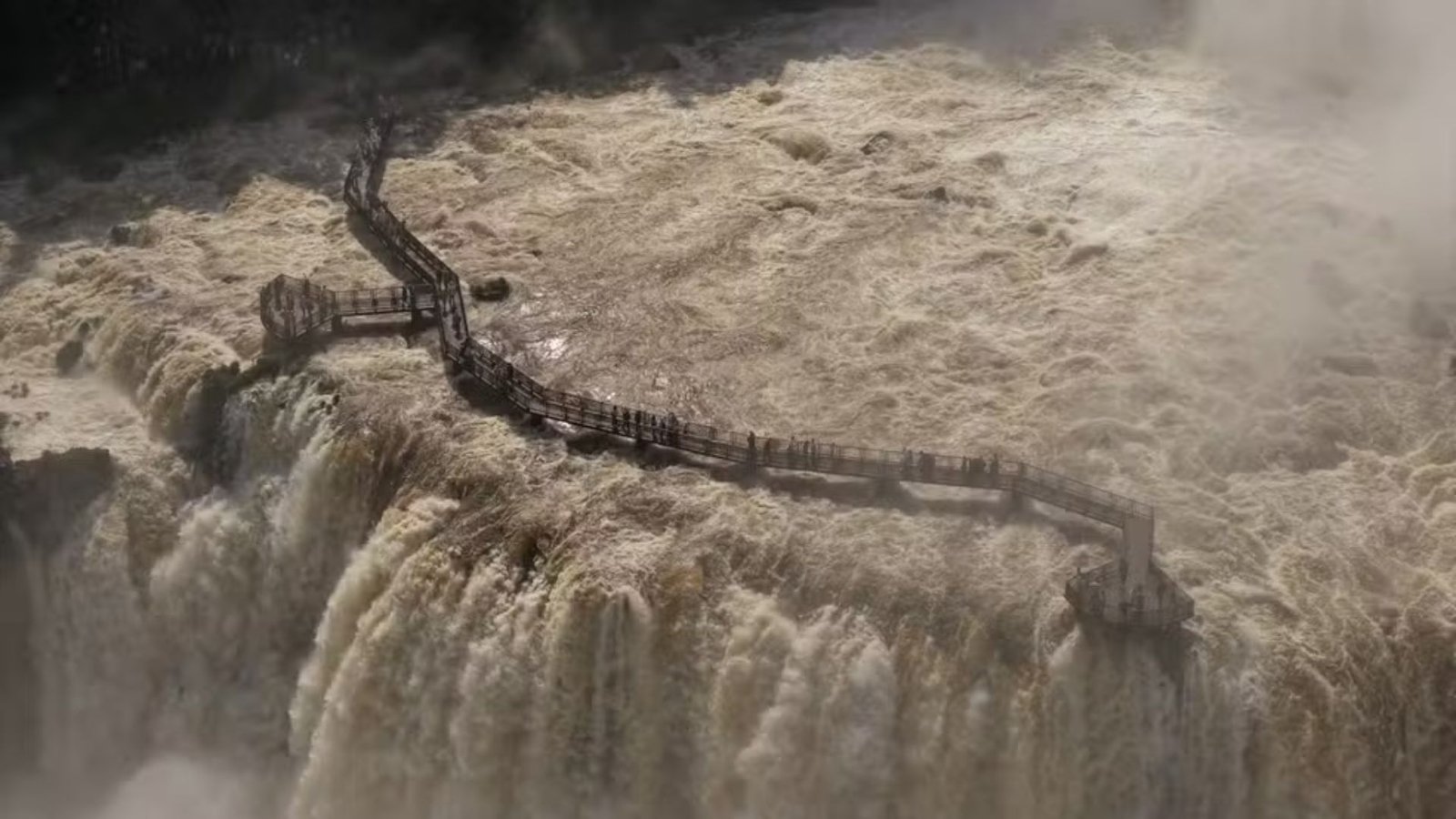 Vazão das Cataratas do Iguaçu chegou a 10,6 milhões de litros por segundo neste domingo (11), provocando o fechamento preventivo da passarela. Foto: Divulgação/Urbia Cataratas.