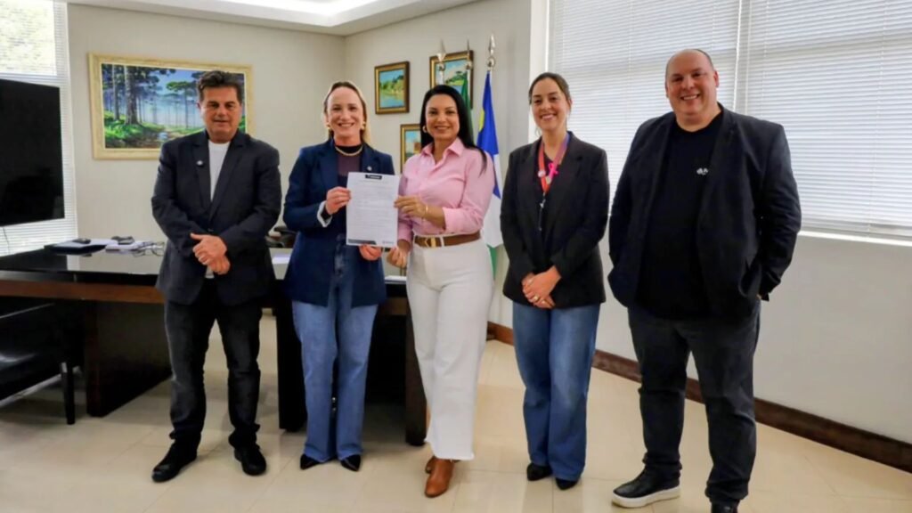 Prefeitura de Guarapuava formalizou nesta quinta-feira (15) o recebimento do Sistema Mulher Segura, doado pela empresa Inova Cities. Foto: Divulgação/ Prefeitura de Guarapuava