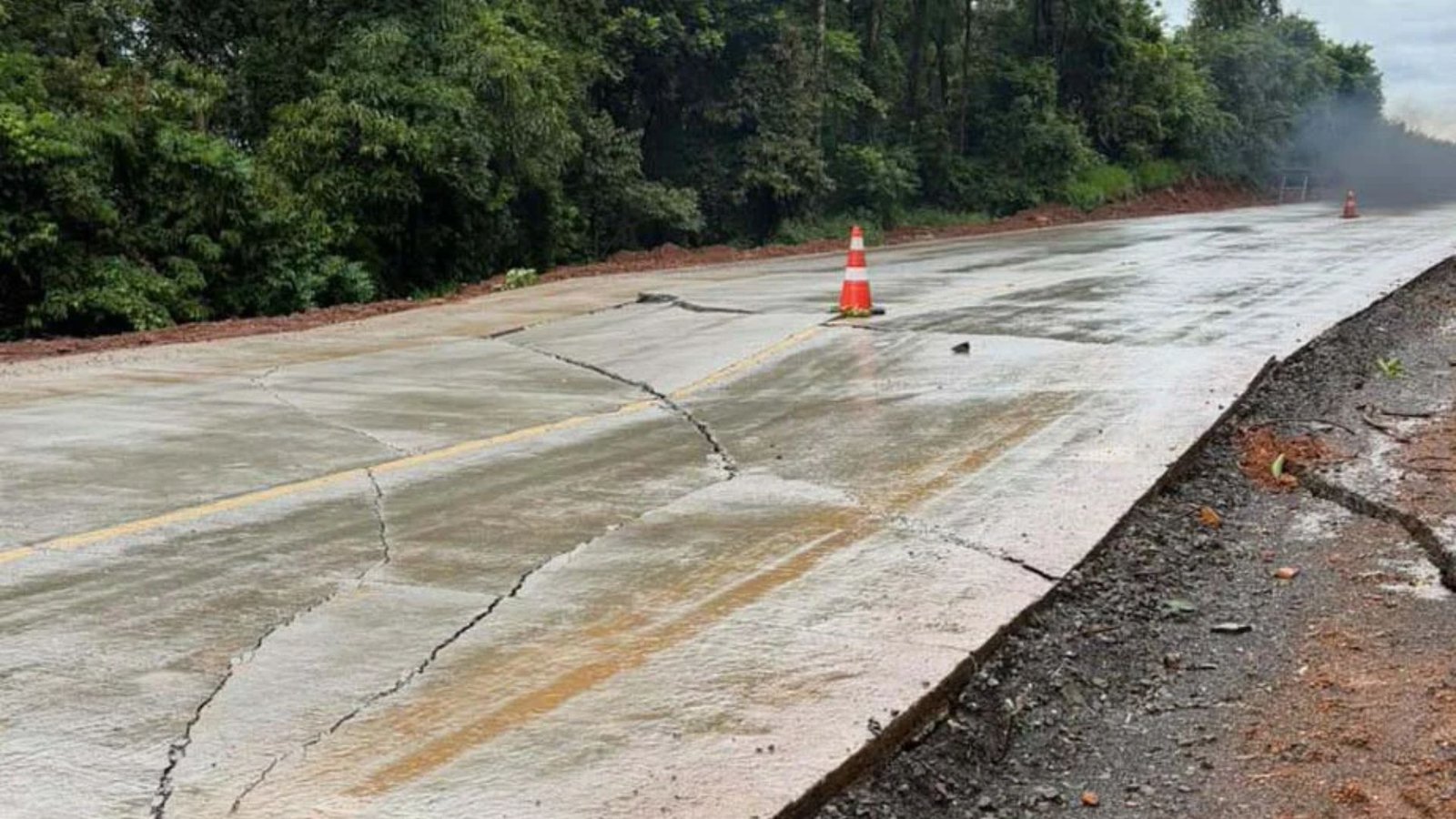 Trecho da PR-460, em Pitanga, teve o trânsito parcialmente interditado após danos provocados pelas chuvas. Foto: DER/PR.