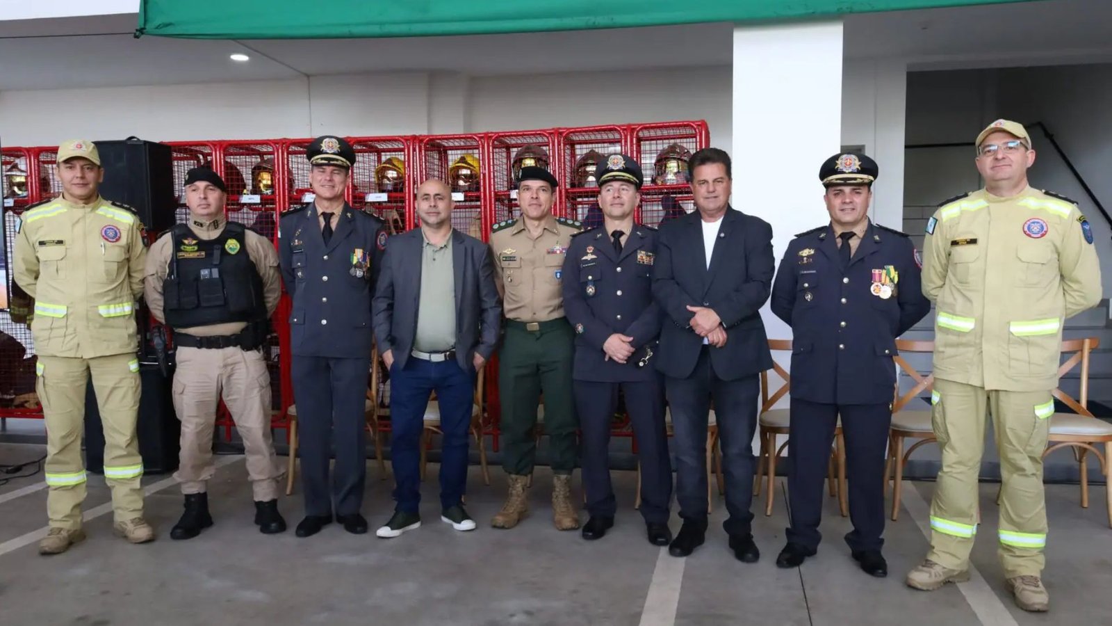 Cerimônia de troca de comando do 12º Batalhão de Bombeiros Militar, realizada em Guarapuava na quinta-feira (15). Foto: Divulgação/ Prefeitura de Guarapuava